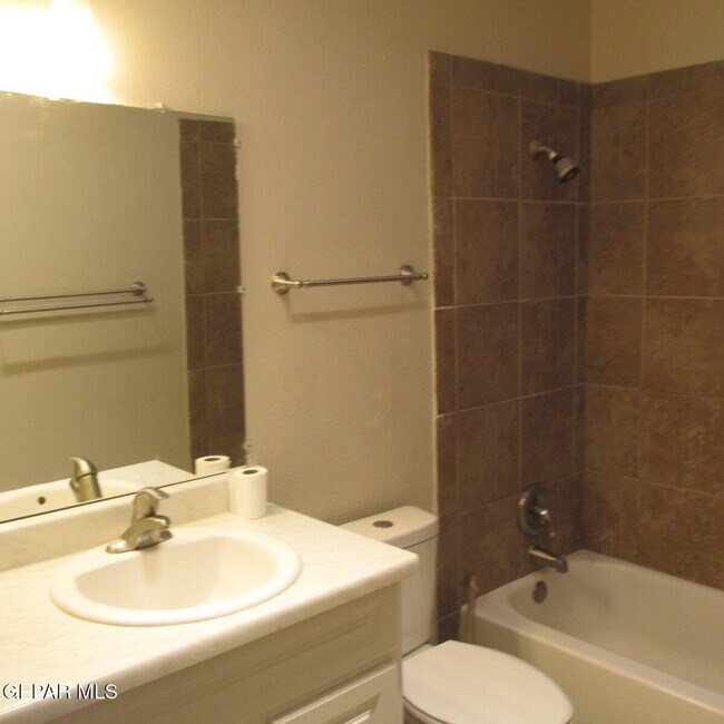 Building Photo - 2933 Wedgewood Dr