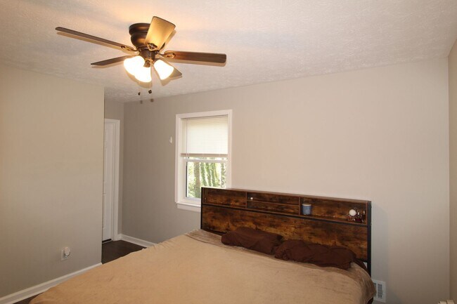 Building Photo - 3367 Oak Dr SW