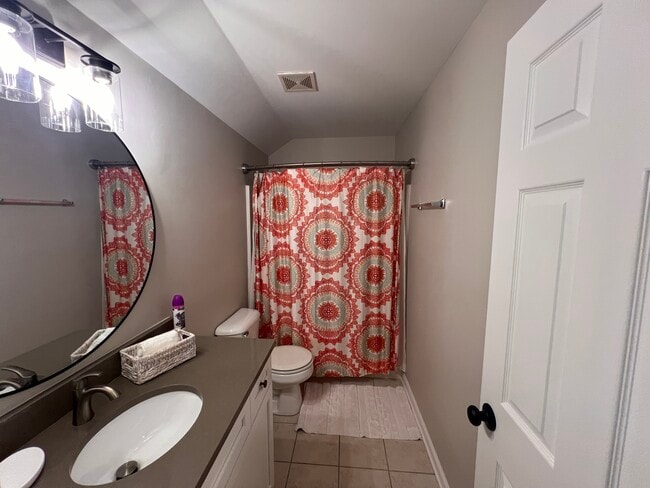 Building Photo - 828 N Maple St