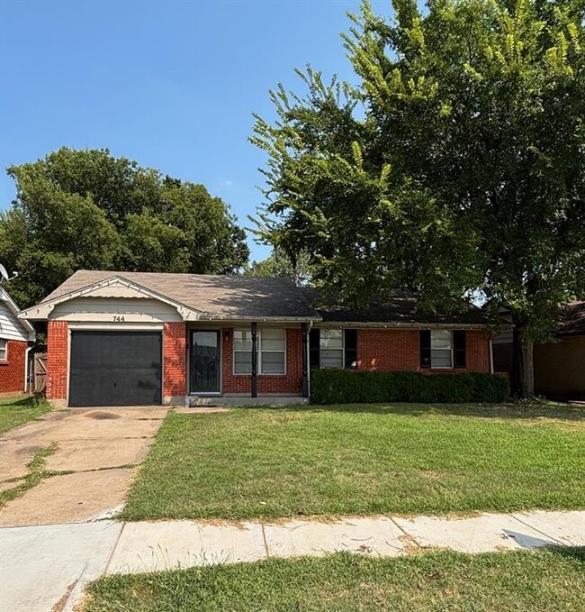 Primary Photo - 744 N Markwell Ave