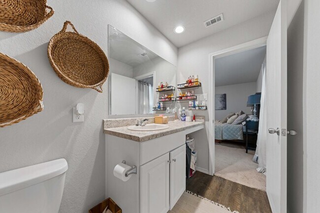 Building Photo - Spacious 3-Bed Home with Pool Access, Trails, and Fenced Yard in Converse