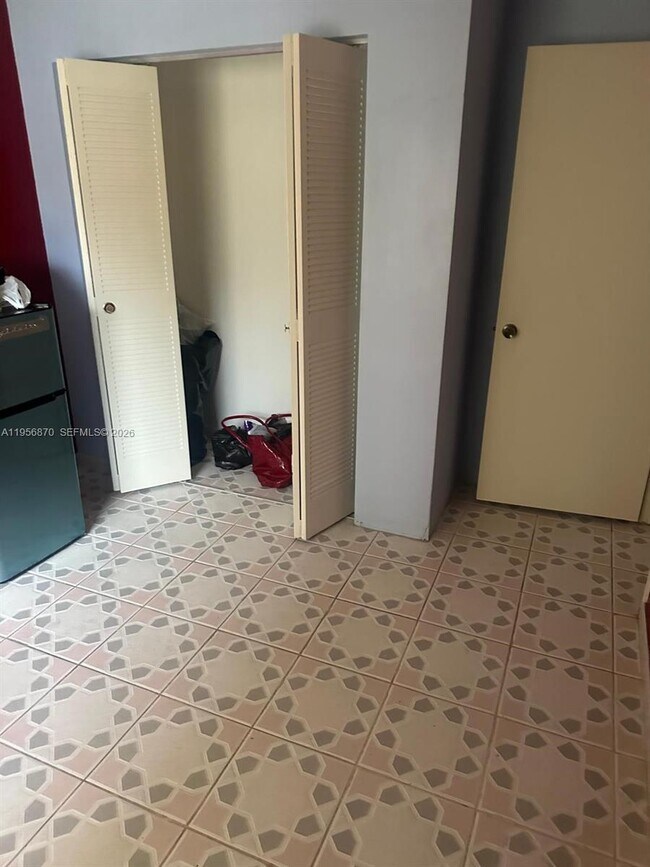 Building Photo - 855 NE 209th St