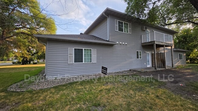 Building Photo - 303 16th St S