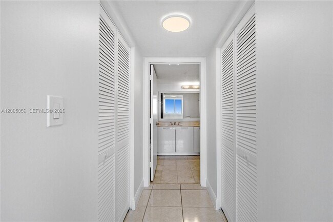 Building Photo - 1800 N Bayshore Dr