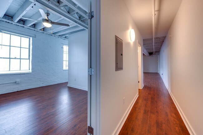 Building Photo - Newly Rennovated Two Bedroom