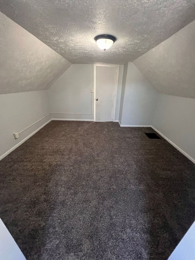 Building Photo - Section 8 Accepted: Affordable 4 Bed, 1 Ba...