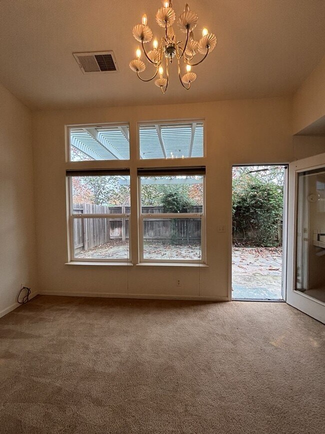 Building Photo - 3 Bed 2.5  Bath House in South Davis