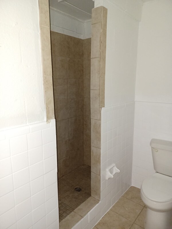 Building Photo - 906 E Lucas Ave