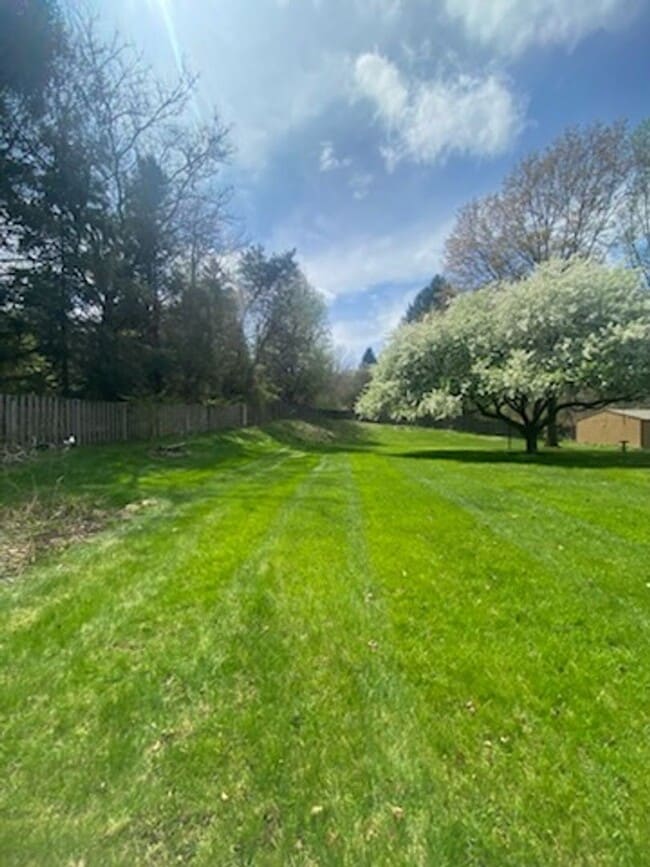 Building Photo - 5 bed / 3.5 bath Ranch House