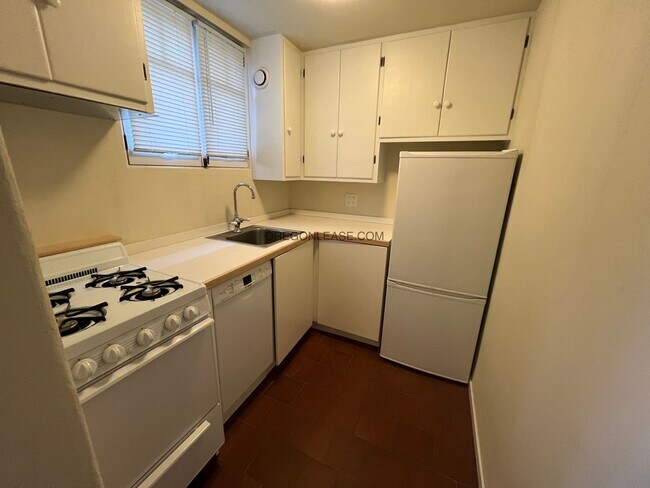 Building Photo - Downtown Eugene studio apartment