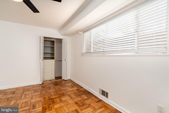 Building Photo - 10423 Montrose Ave