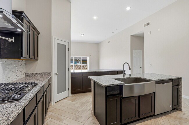 Building Photo - 925 Louisiana Downs Ave