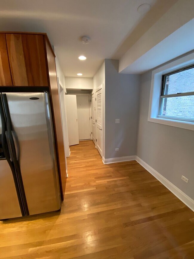 Building Photo - 1448 W Thorndale Ave