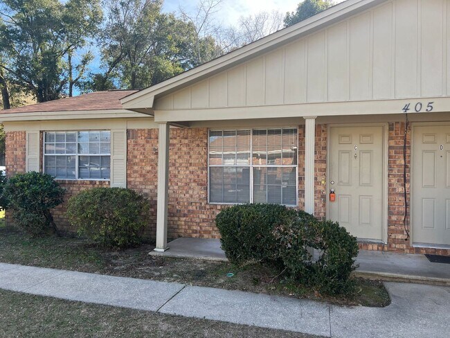Building Photo - Pensacola - 2 Bedroom, 1 Bathroom - lawn care included