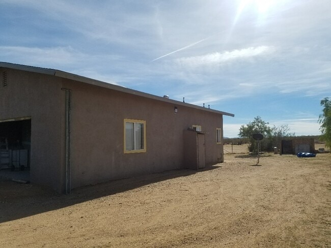 Building Photo - Wide open spaces!