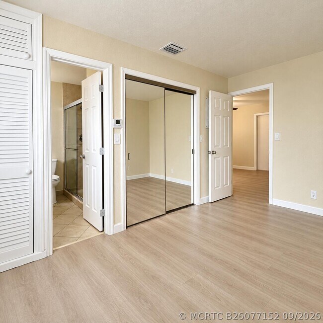 Building Photo - 815 Middle River Dr