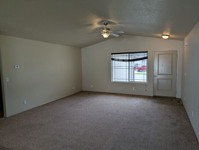 Building Photo - 7290 N Bandon Ln
