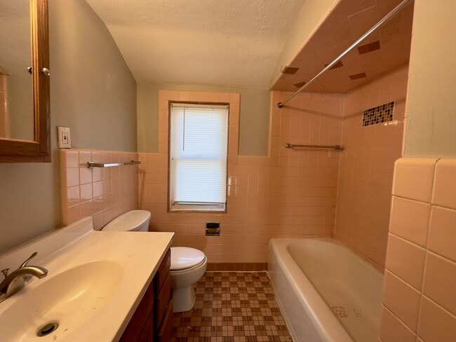 Building Photo - Beautiful 3 bedroom, 1 bath single family home with fenced yard and garage