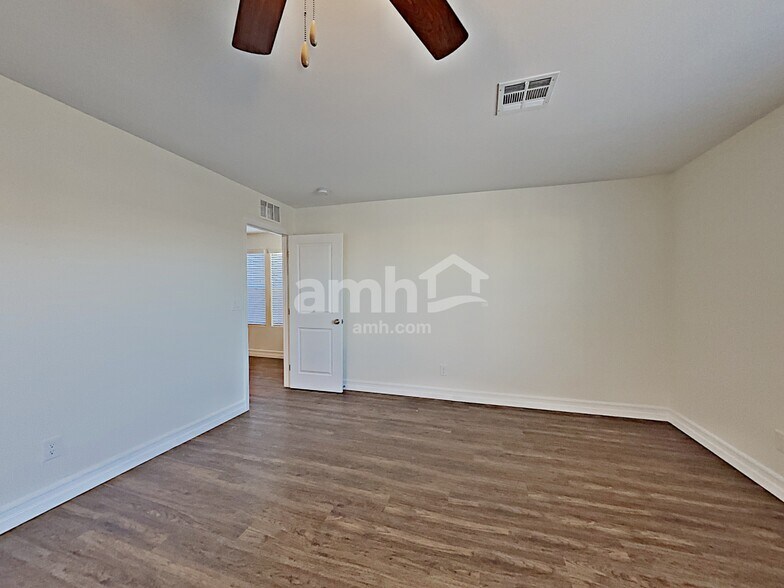 Building Photo - 9875 S Eastern Ave