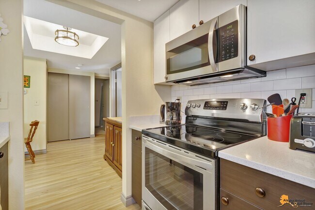 Building Photo - South Anchorage 2 bed/2 bath Condo with Garage and In Unit Laundry