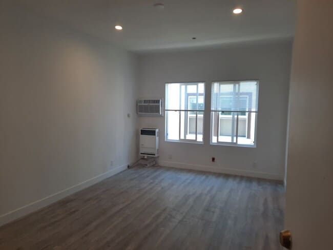 Interior Photo - 1331 Albany St
