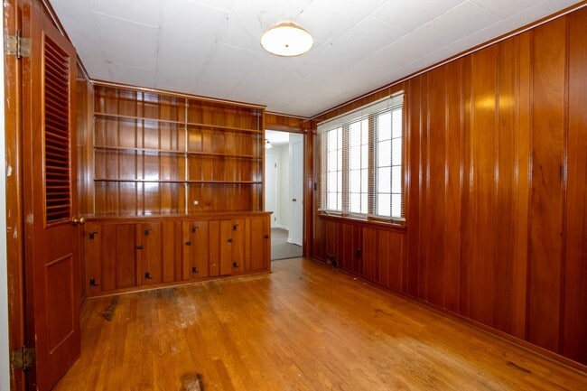 Building Photo - Two bedroom single-family home