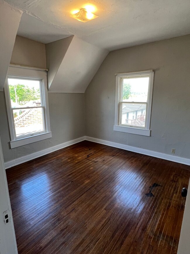 Building Photo - 3 Bedroom Available August 2025; $1,650 Mo...