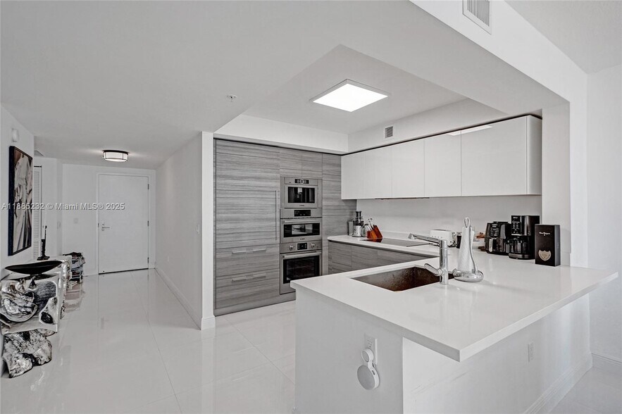 Building Photo - 300 Sunny Isles Blvd