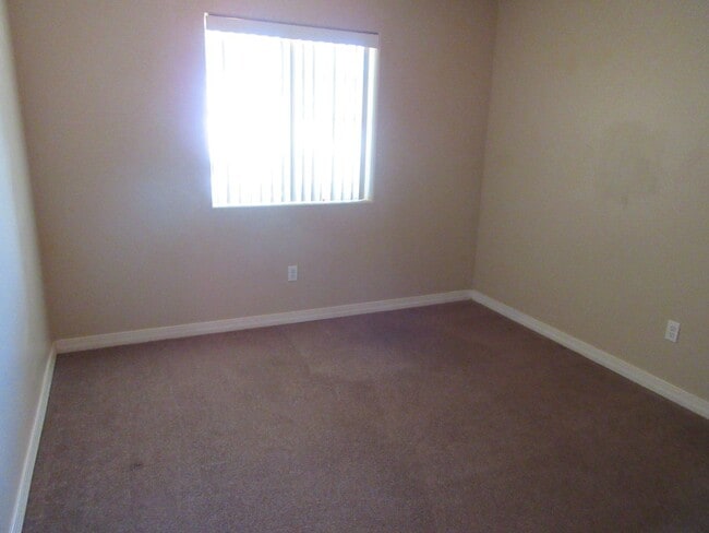 Building Photo - 3 bedroom -2 Bathroom -Twinhome in Lamplight