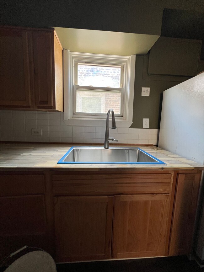 Building Photo - 1114 S Monitor Ave