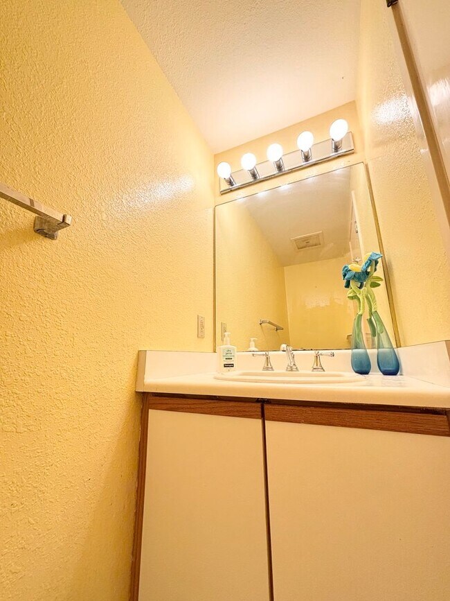 Building Photo - 2 Bedroom 1.5 Bathroom 2 Parkings at Nuuanu Streamside Spacious Ground Floor Unit Available Now!