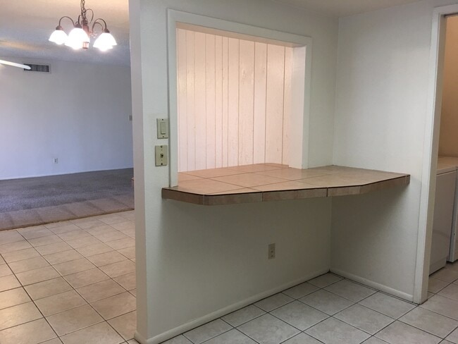 Building Photo - Tempe 4 Bed/ 2 Bath Single Story with Pool and Full Pool Service