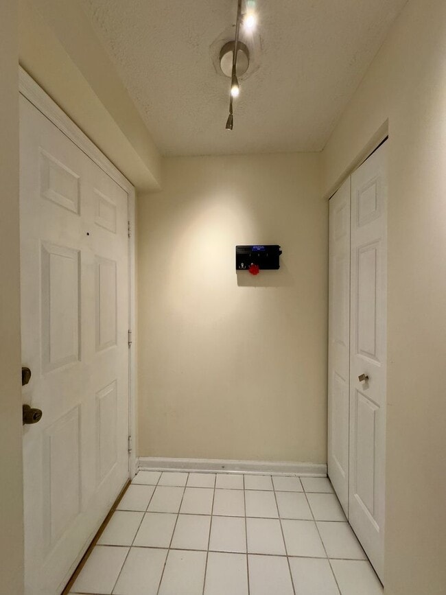 Building Photo - Charming 2 Bedroom/1 Bathroom Apartment in Nottingham, MD!