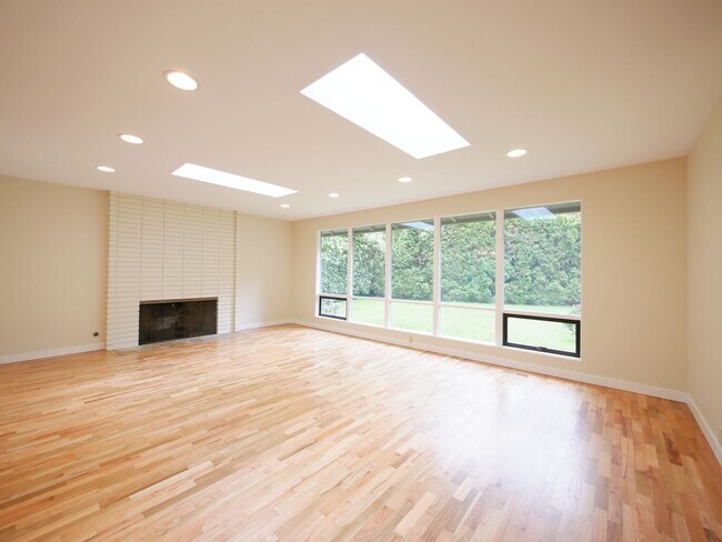 Building Photo - 3 Bed and 3 Bath Plus Office Private Singl...