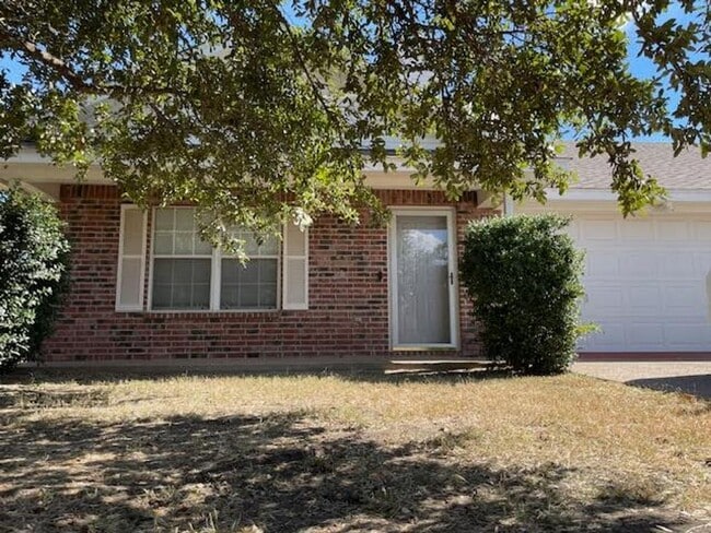 Primary Photo - 806 Parkview Cir
