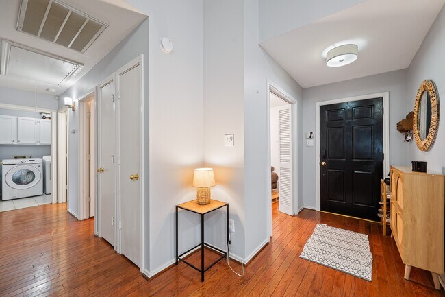Building Photo - 3326 Lakeland Gardens Dr