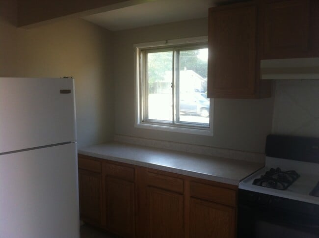 Building Photo - Very nice 3bed/1bath south side home w/ garage & fenced in back yard