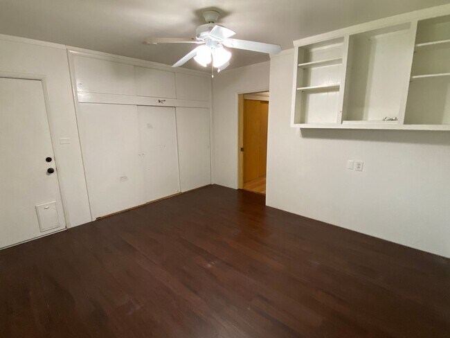 Building Photo - Spacious Visalia home in a well establishe...