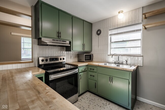 Building Photo - 1651 W 57th St