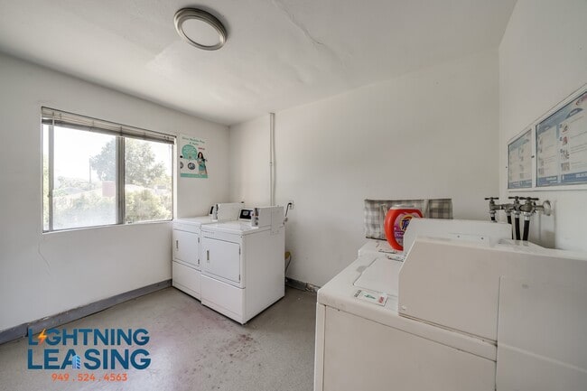 Building Photo - 14632 Magnolia-204D