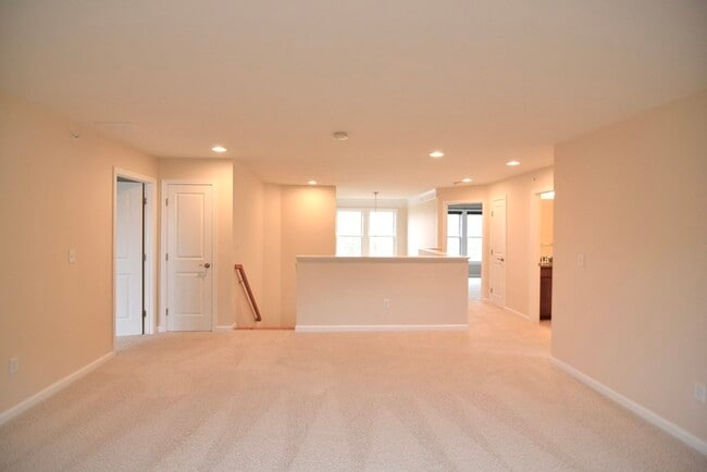 Building Photo - 8 Spicebush Ct