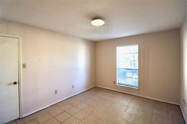 Building Photo - 9220 Bellwood Ln