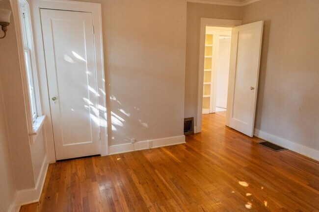 Building Photo - 4Bd/2Ba Seattle House