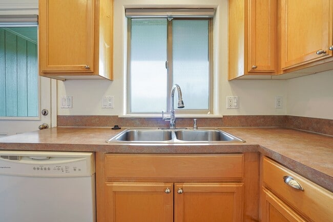 Building Photo - Beautiful 3 bed, 2 bath home in a quiet We...