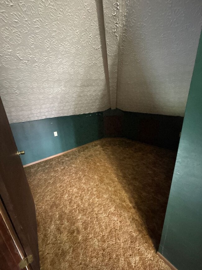 Building Photo - 4 Bedroom, 2 Bathroom House