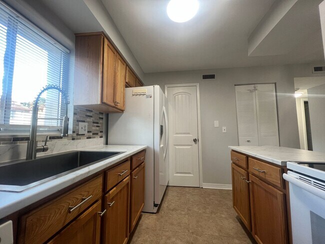 Building Photo - Rent Special for August 1 - Close to Downt...