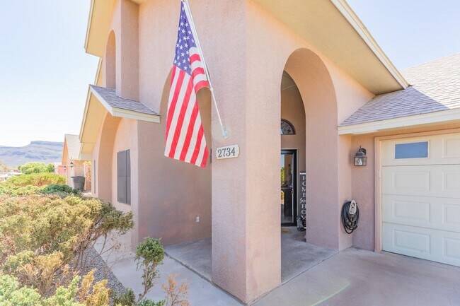 Building Photo - Beautiful Home in the Golf Course Area