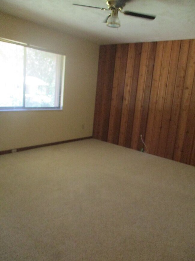 Building Photo - ( Oakcrest) 3/ 2 spacious home