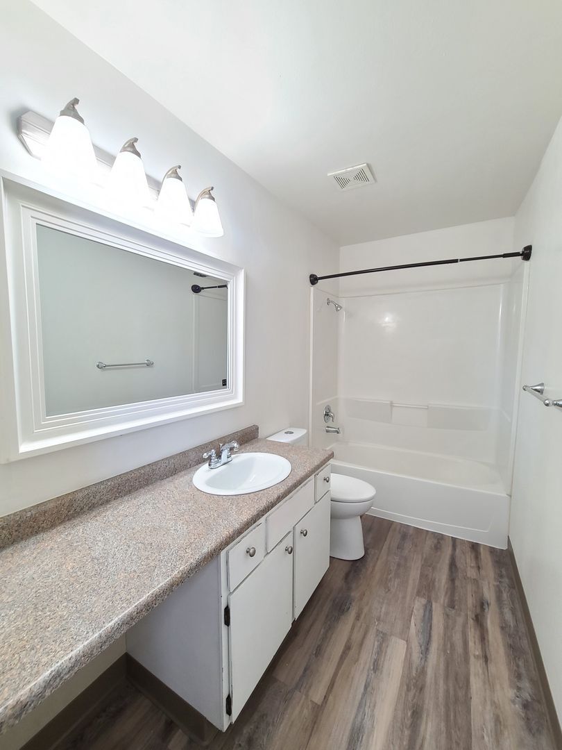 Building Photo - 2121 E Upriver Dr