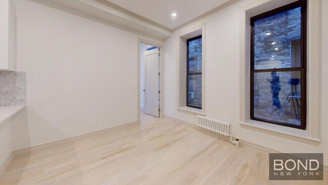 Building Photo - 250 W 91st St